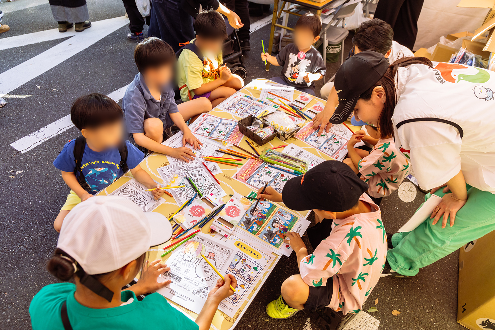 子どもたちはぬり絵や間違い探しに夢中！