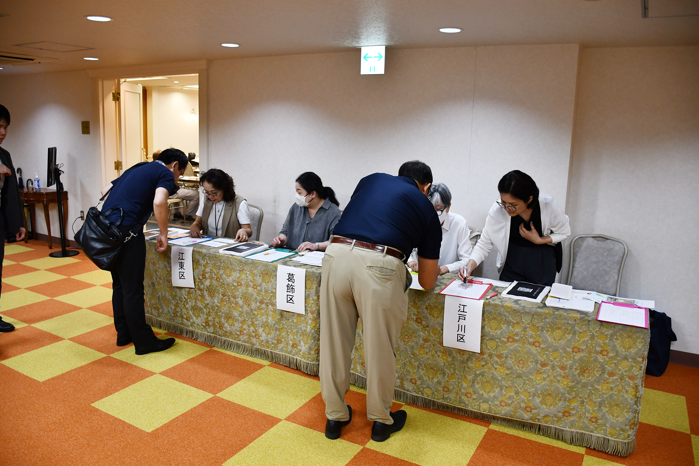 続々と集まる会員たち