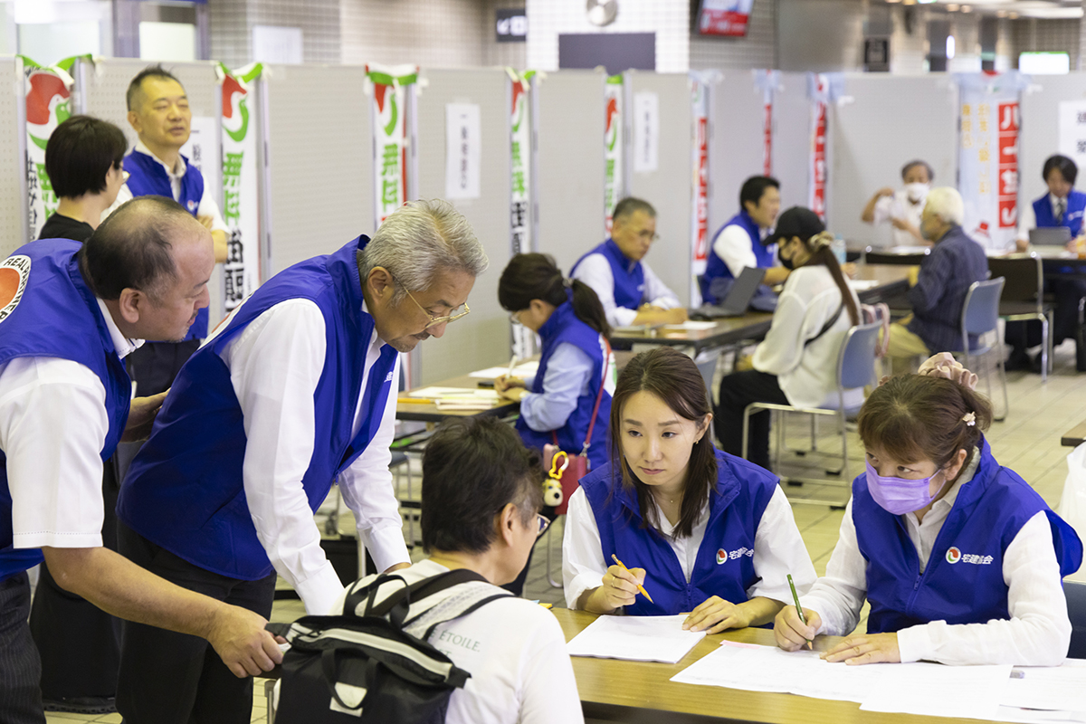 受付で相談の内容をうかがいます
